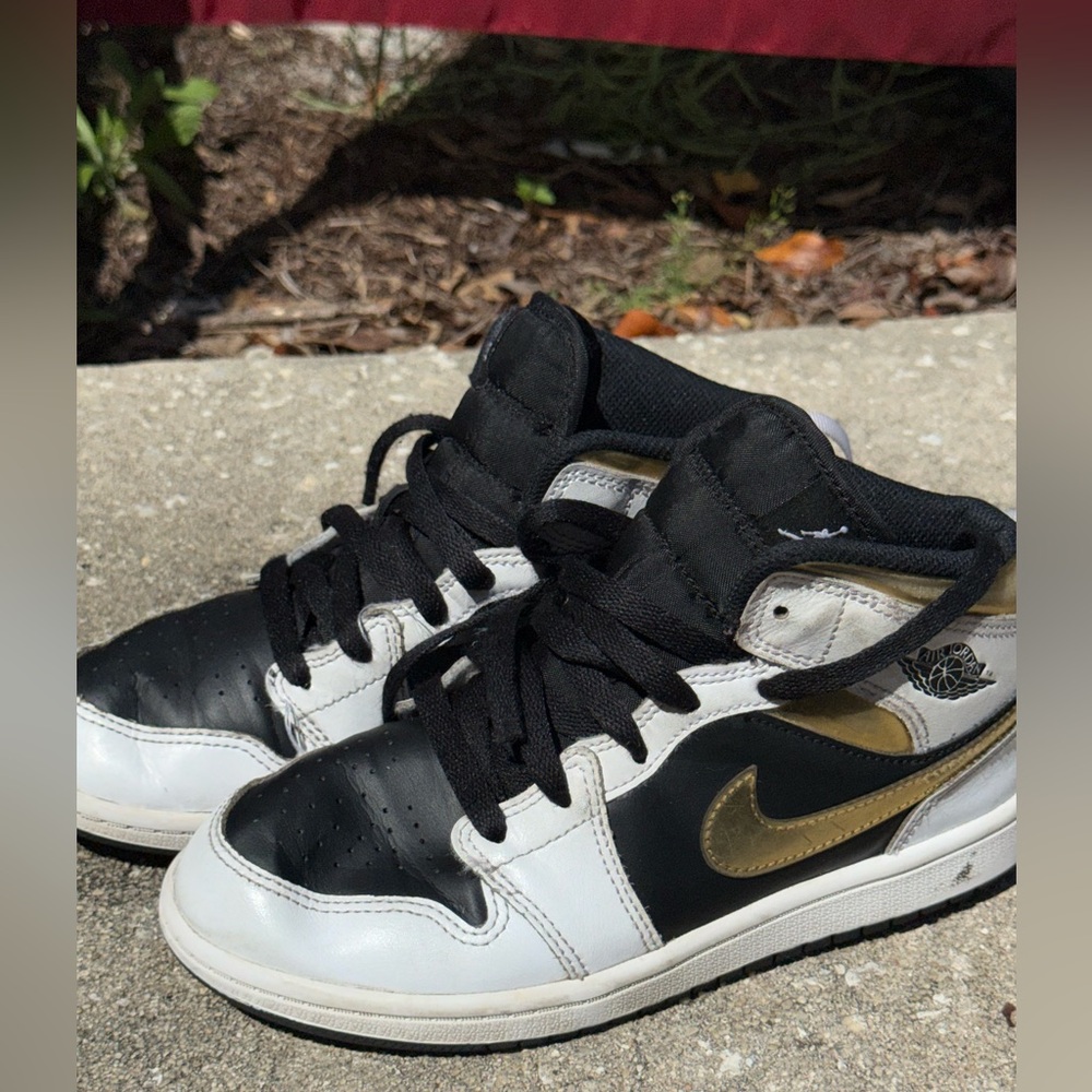Air‎ Jordan 1 Mid (GS) Black / White / Gold – Size 3Y